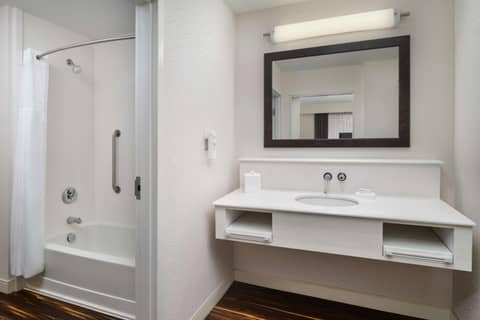 Hampton Inn & Suites - Richmond - Downtown, VA — bathroom