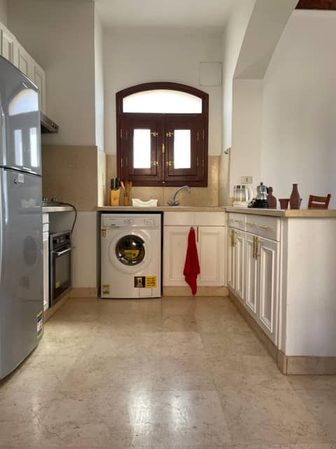 Sabina 1br apartment Lagoon view with shared pool By BFG Beit Fel Gouna — kitchen