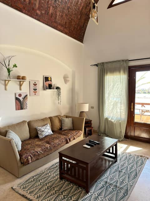 Sabina 1br apartment Lagoon view with shared pool By BFG Beit Fel Gouna — lounge