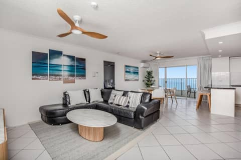 Pacific Plaza Apartments — hotel room