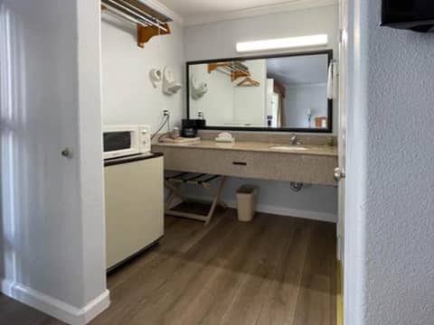 Motel 6 San Francisco CA Lombard Street — kitchen