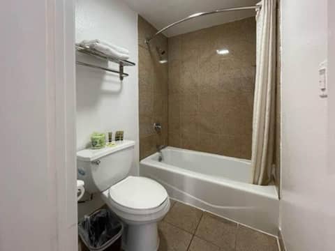 Motel 6 San Francisco CA Lombard Street — bathroom