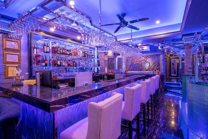 The Globe Hotel Bar and Restaurant — dining