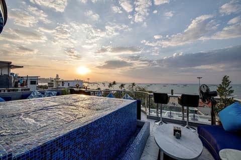 The Globe Hotel Bar and Restaurant — roof