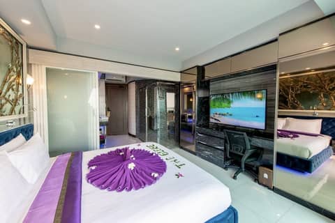 The Globe Hotel Bar and Restaurant — hotel room