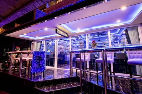 The Globe Hotel Bar and Restaurant — lounge