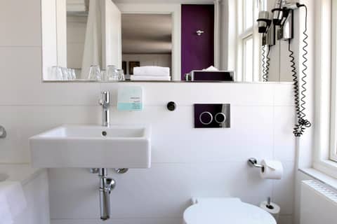 Absalon Hotel — bathroom