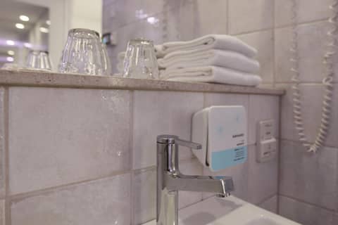 Absalon Hotel — bathroom