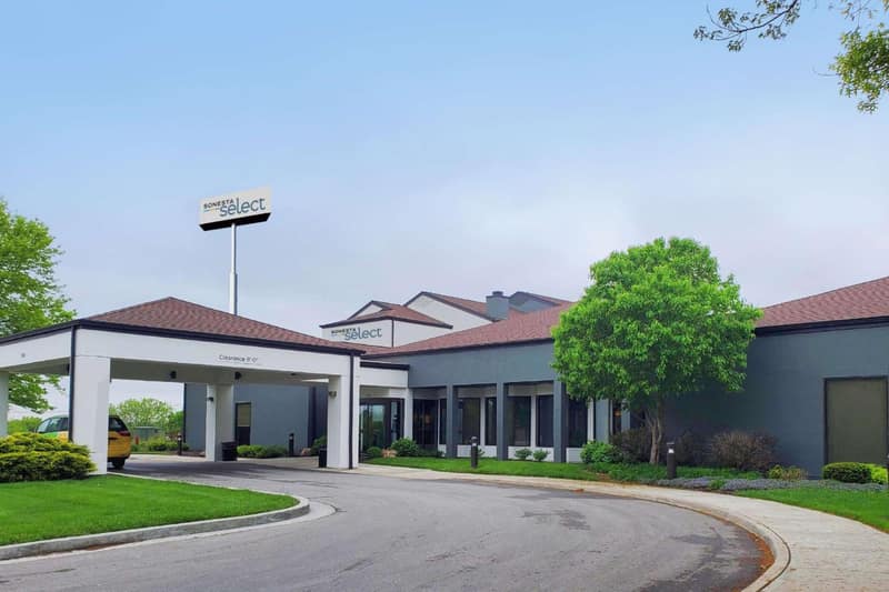 Sonesta Select Kansas City South Overland Park — building