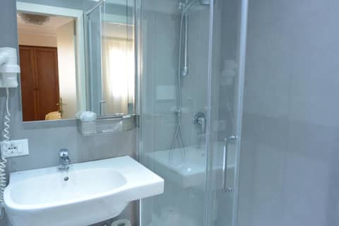 Hotel San Zulian — bathroom