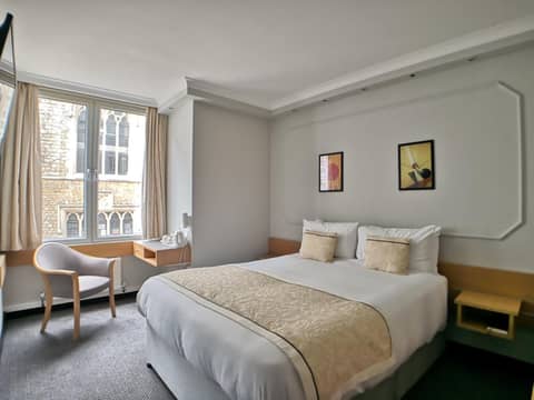Lancaster Hall Hotel — hotel room