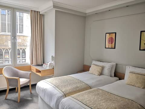 Lancaster Hall Hotel — hotel room