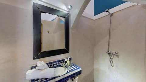 Riad Lamzia — bathroom