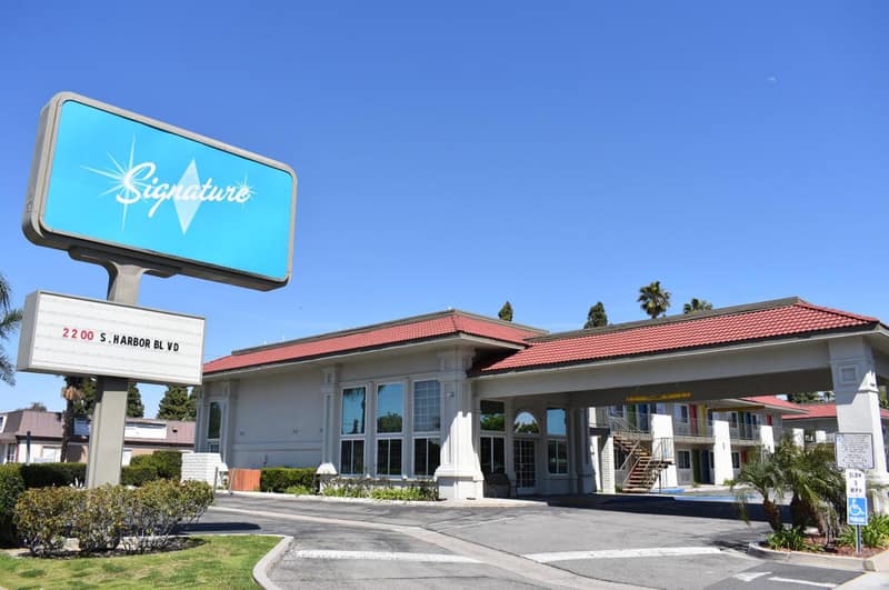 Signature Anaheim Maingate — building