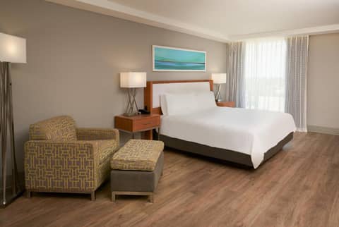 DoubleTree by Hilton Miami North I-95 — hotel room
