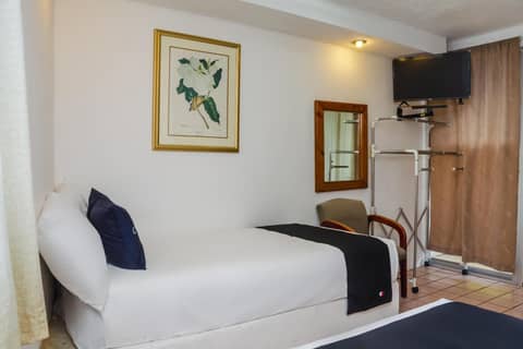 Capital O Hotel Dos Mares, Cabo San Lucas — hotel room