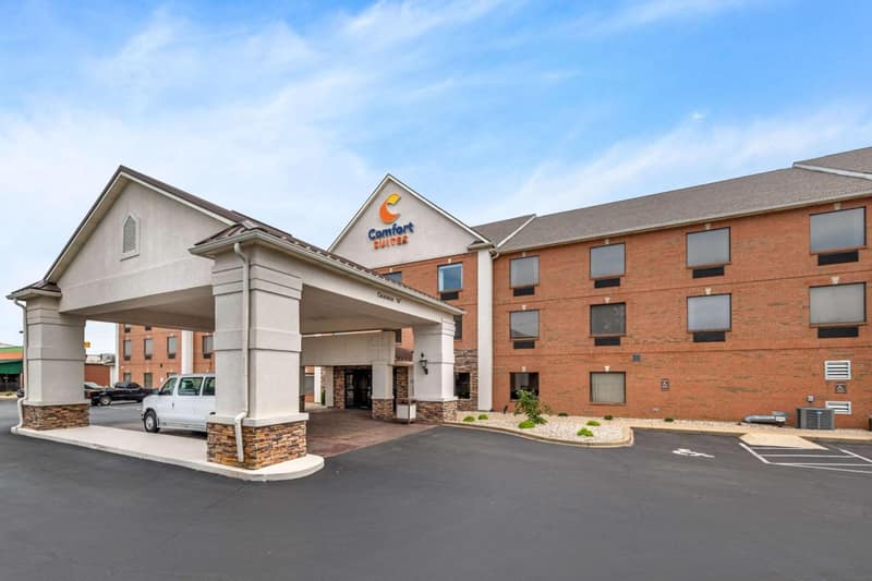 Comfort Suites Louisville Airport — building