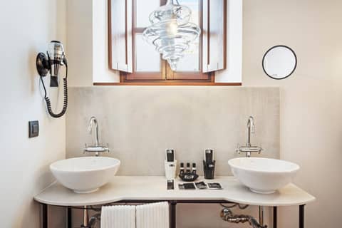 One Shot Conde Torrejón — bathroom