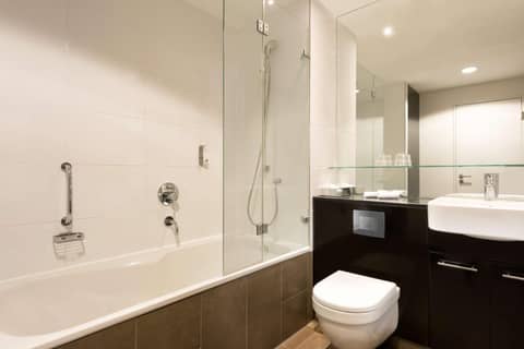 Adina Apartment Hotel Frankfurt Neue Oper — bathroom