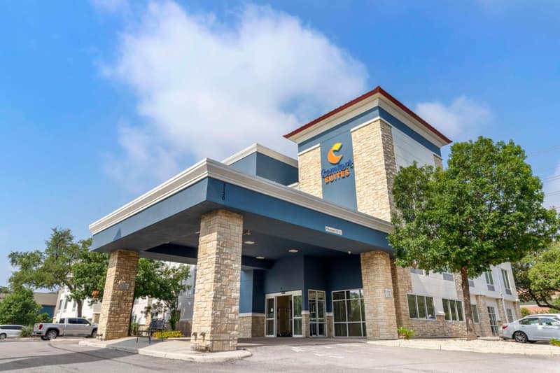 Comfort Suites Medical Center near Six Flags — building