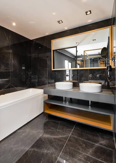COLORS Hotel Athens — bathroom