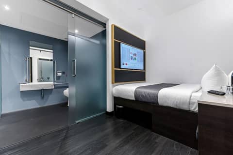 The Z Hotel Trafalgar — hotel room