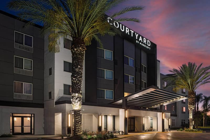 Courtyard by Marriott Anaheim Resort/Convention Center — building