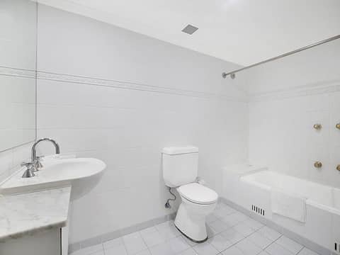 The Coogee View Beachfront Serviced Apartments — bathroom