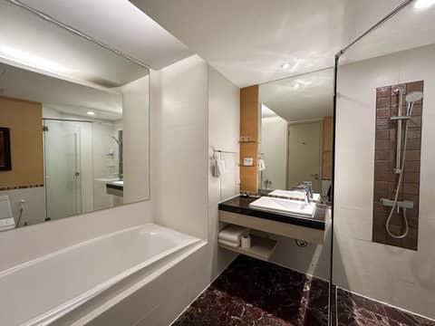 Urbana Sathorn Hotel, Bangkok — bathroom