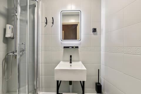 Hotel Margot — bathroom