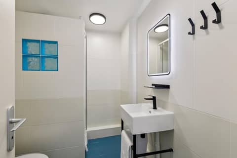 Hotel Margot — bathroom