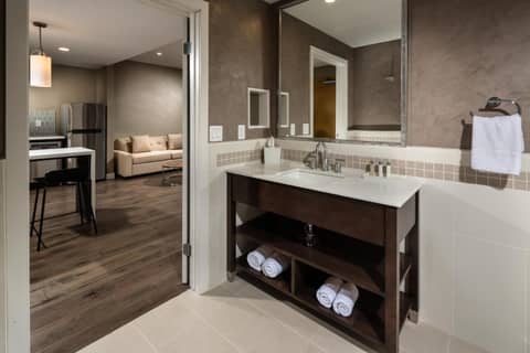 Hotel Aventura — bathroom