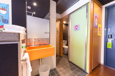 Y Loft Youth Square — bathroom