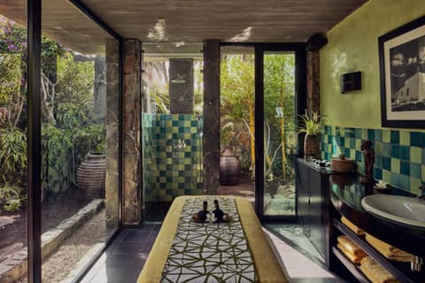 Seaside Palm Beach — bathroom