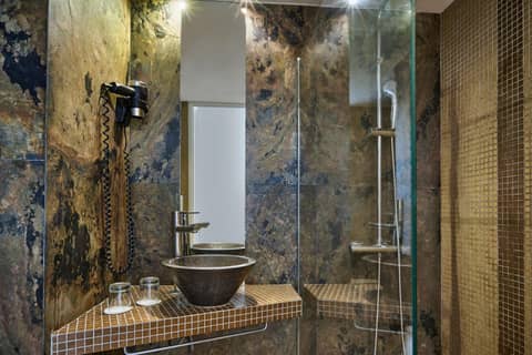 Posy Hotel by Happyculture — bathroom