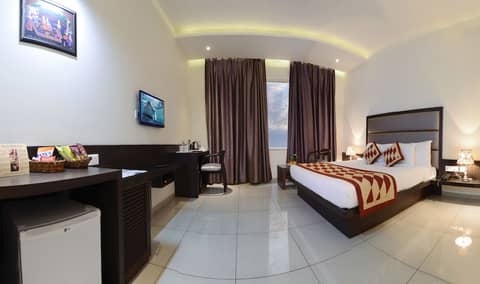 Taj Vilas — hotel room