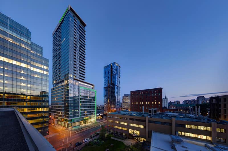 Holiday Inn Hotel & Suites - Montreal Centre-ville Ouest by IHG — building