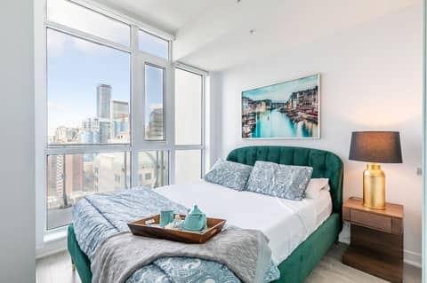 Stallion Suites - Entertainment District — bedroom