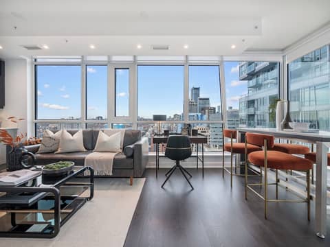 Stallion Suites - Entertainment District — hotel room