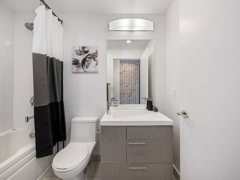 Stallion Suites - Entertainment District — photo 9
