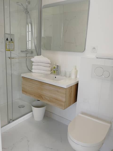 Hotel Belle-Vue Vieux-Port — bathroom