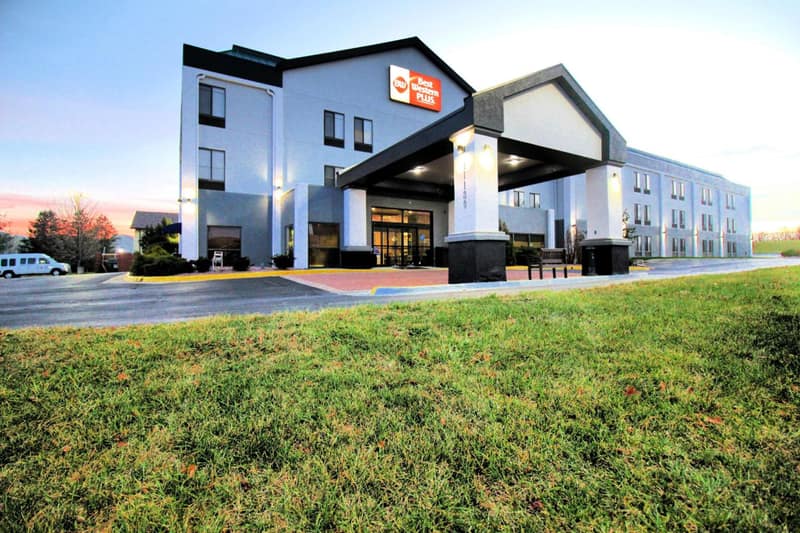 Best Western Plus Kansas City Airport - KCI East — building