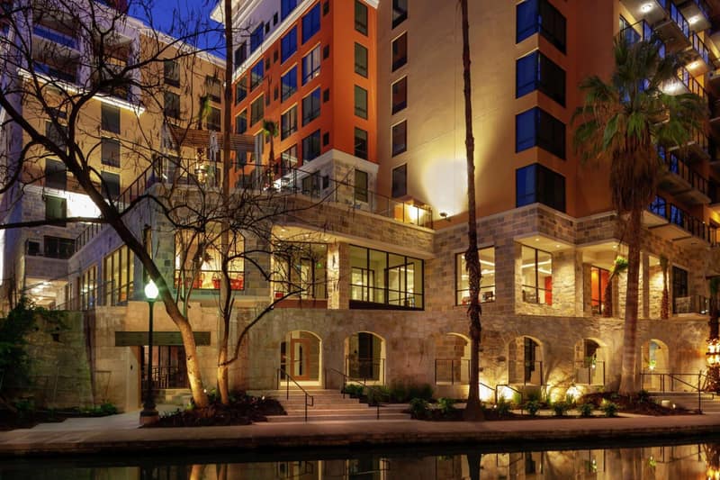 Hampton Inn & Suites on the San Antonio Riverwalk — building