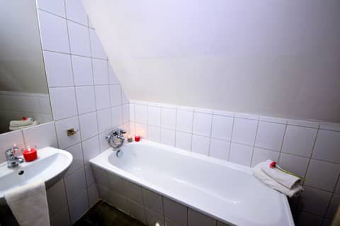 Cracow Central Aparthotel — bathroom