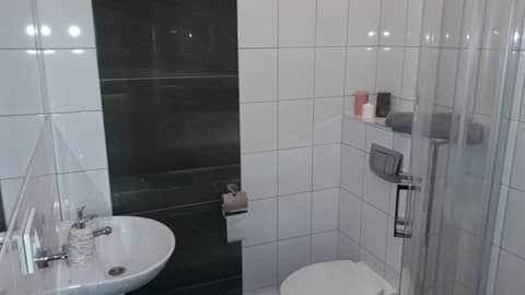 Cracow Central Aparthotel — bathroom
