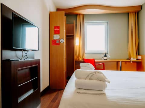 Ibis Sofia Airport Hotel — hotel room
