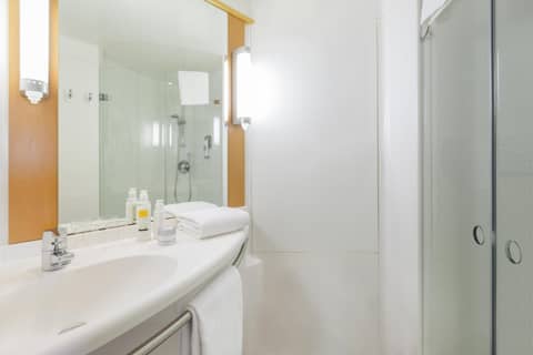 Ibis Sofia Airport Hotel — bathroom