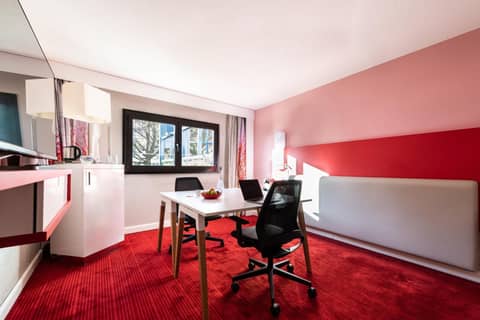 Mercure Paris Montmartre Sacré Coeur — hotel room