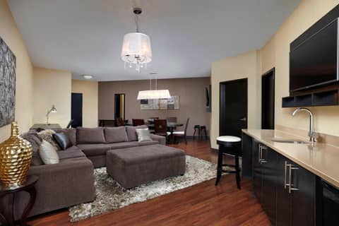 Four Points by Sheraton Hotel & Suites Calgary West — photo 3