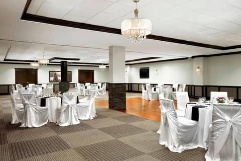 Four Points by Sheraton Hotel & Suites Calgary West — photo 6